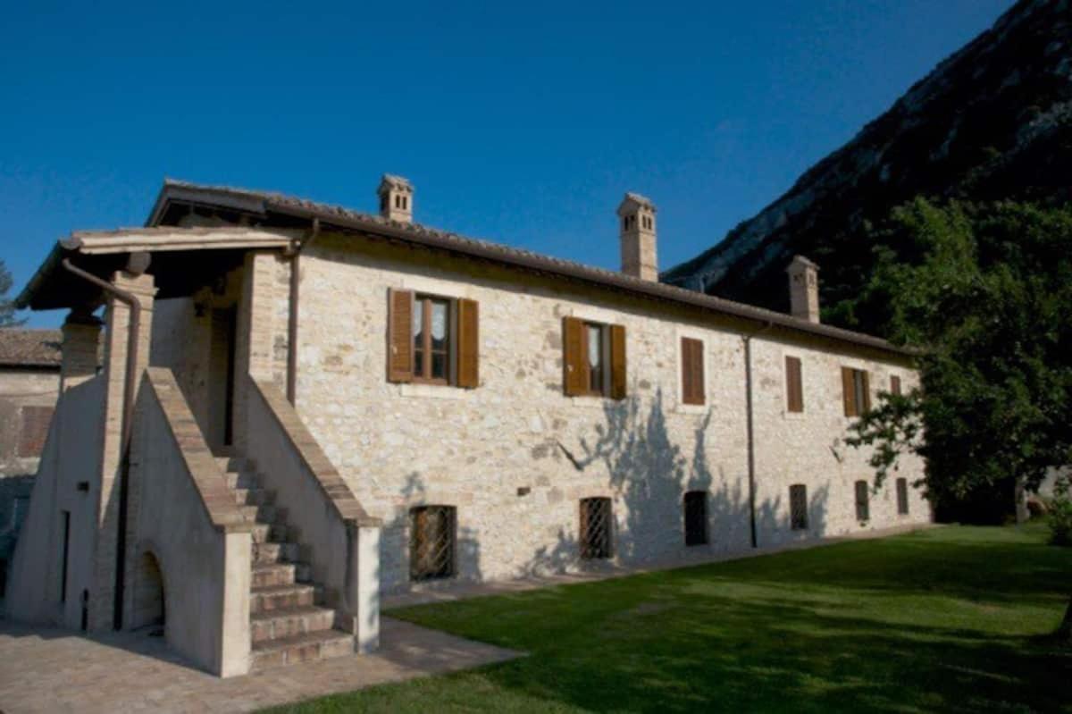 Casa Ridente Nella Valle Del Menotre Con Giardino Pale Exterior photo