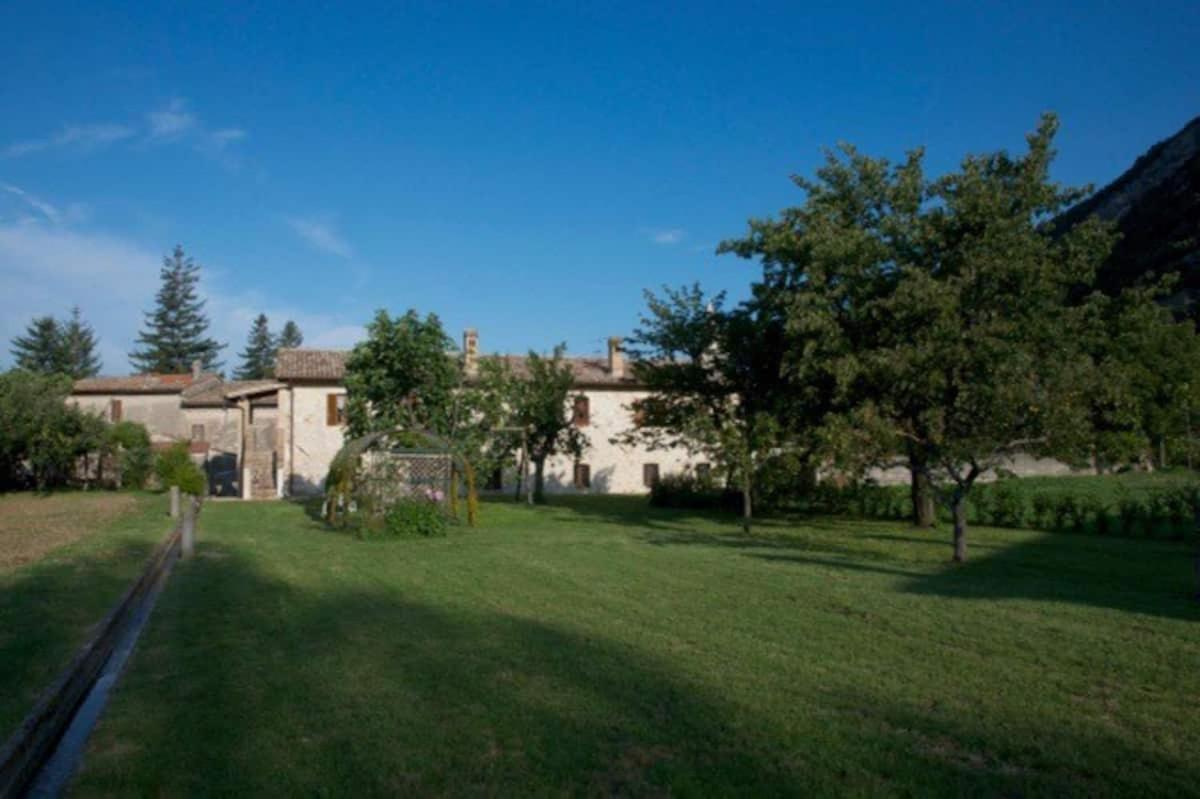 Casa Ridente Nella Valle Del Menotre Con Giardino Pale Exterior photo